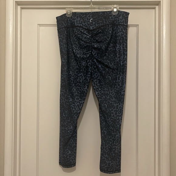 Zyia Active Stone Leopard Scrunchy Light & Luxe Leggings EUC - Picture 3 of 5
